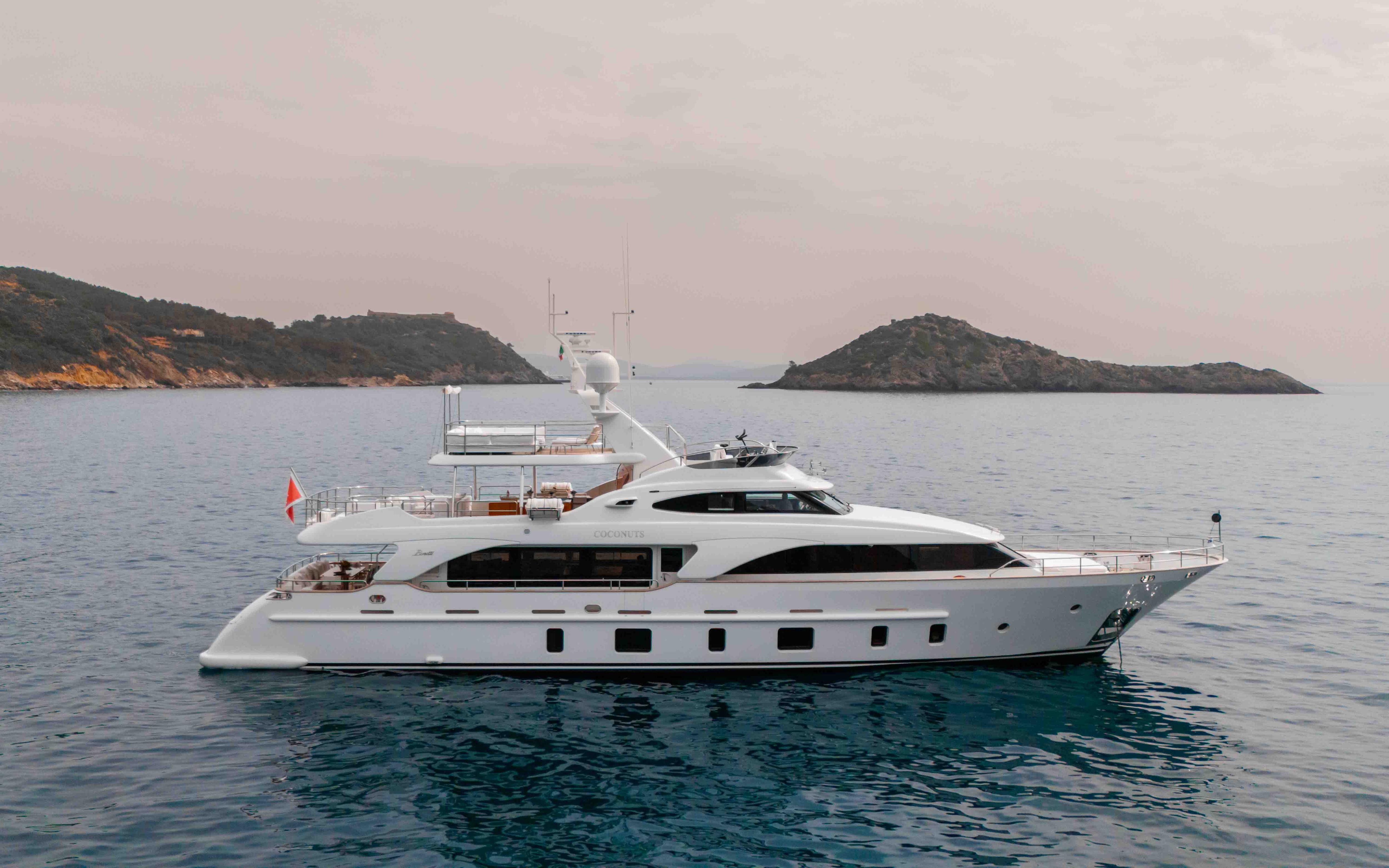Aboard COCONUTS a 104ft (31.75m) luxury motor yacht for Sale available with Fraser Yachts, built by BENETTI in 2011