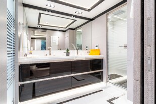 https://media.fraseryachts.com/Yachts/Y1065_KrB_MC/images/yachtfolio/o-ptasia-en-suite-facilities_87708-u1kdHJtZ.jpg?vh=a2151b&w=310