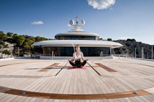 https://media.fraseryachts.com/Yachts/Y1065_KrB_MC/images/yachtfolio/o-ptasia-helipad_87757-3RWRAKwo.jpg?vh=550476&w=310