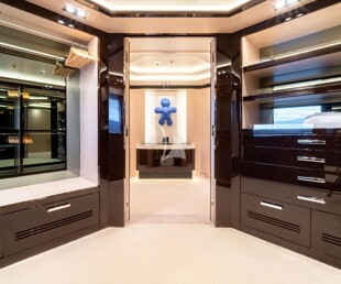 https://media.fraseryachts.com/Yachts/Y1065_KrB_MC/images/yachtfolio/o-ptasia-owner-s-hall_87704-Zwg6dXk0.jpg?vh=57caff&w=310