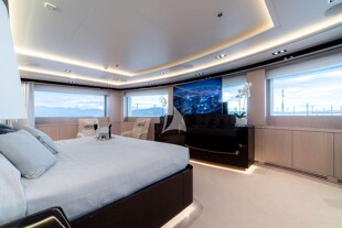 https://media.fraseryachts.com/Yachts/Y1065_KrB_MC/images/yachtfolio/o-ptasia-owner-s-suite_87702-rFIuhWmm.jpg?vh=2816d4&w=310