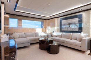 https://media.fraseryachts.com/Yachts/Y1065_KrB_MC/images/yachtfolio/o-ptasia-vip-suite_87707-RE5FMdUL.jpg?vh=d0beb9&w=310