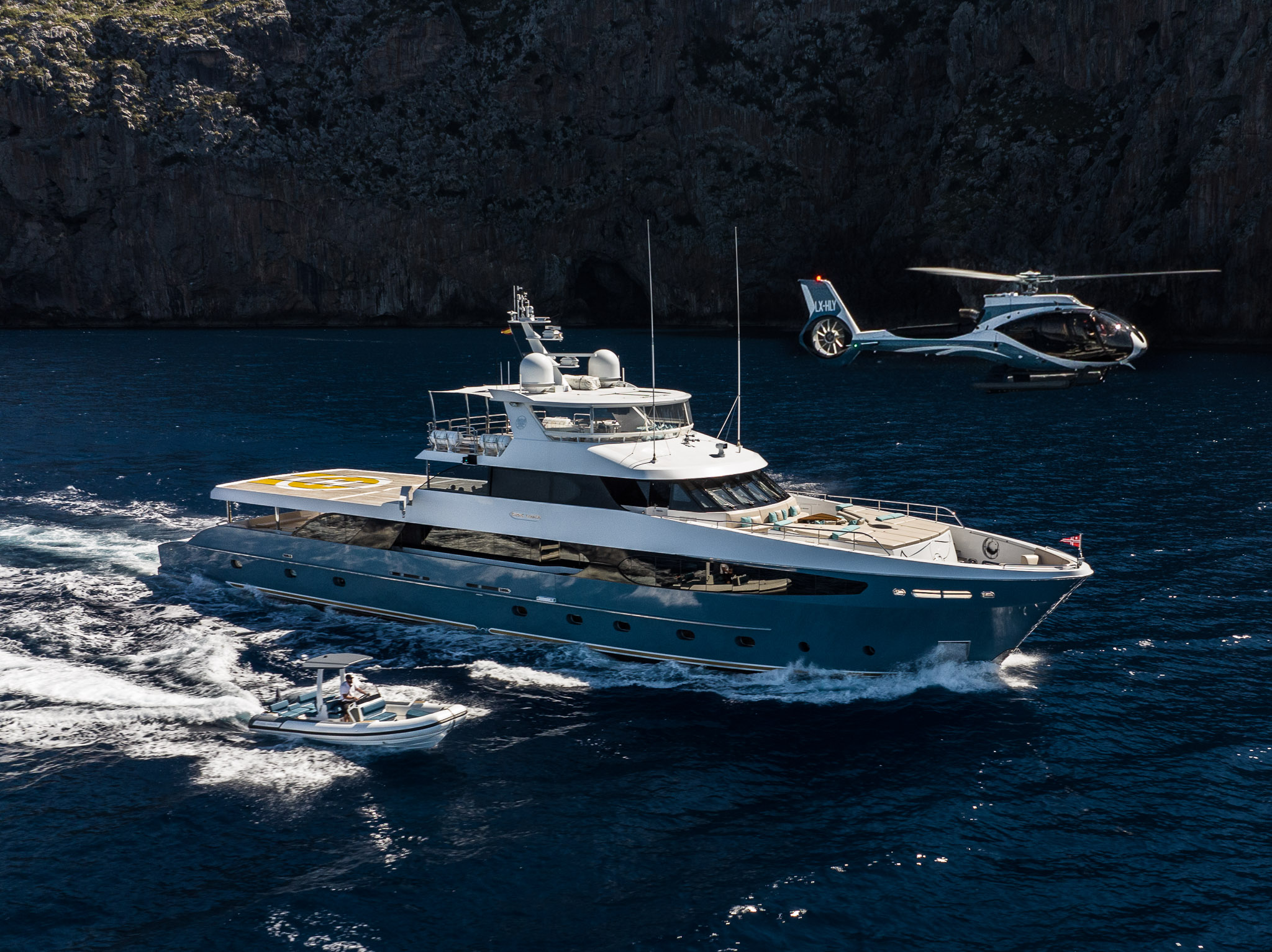 Aboard FLYING MANTA a 139ft (42.6m) luxury motor yacht for Sale available with Fraser Yachts, built by NQEA YACHTS in 2004