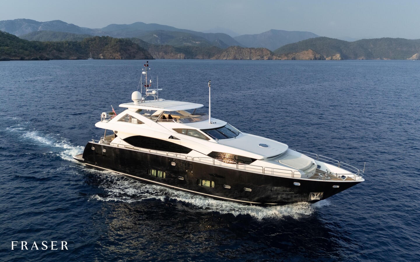Aboard ROUND MIDNIGHT a 97ft (29.8m) luxury motor yacht for Sale available with Fraser Yachts, built by SUNSEEKER in 2011