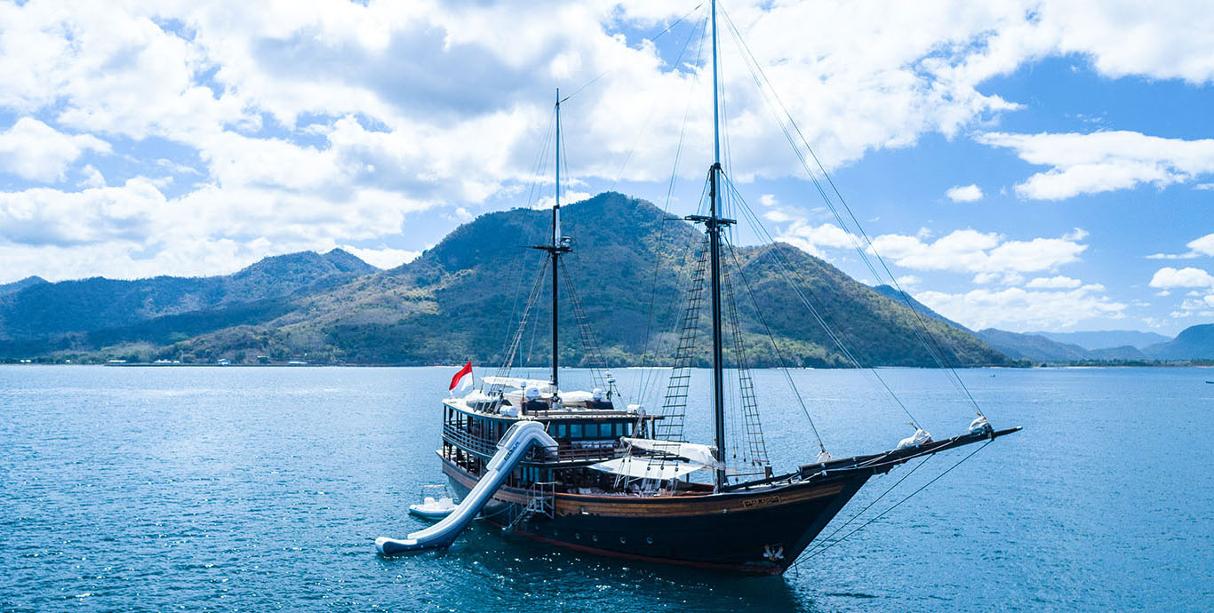 Aboard DUNIA BARU a 167ft (51m) luxury sailing yacht , built by KONJO BOAT BUILDERS in 2014