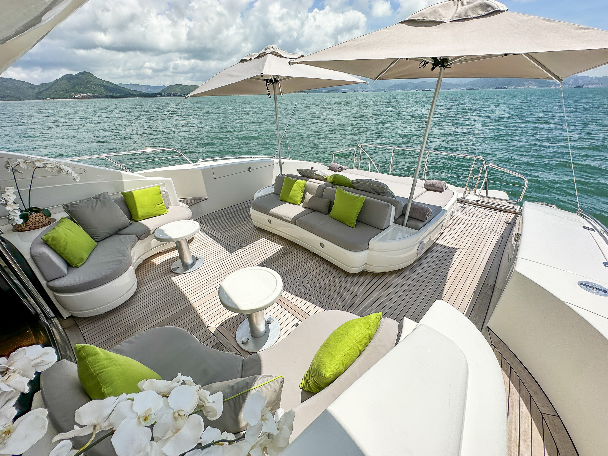 Aboard BEAR MARKET a 92ft (28.27m) luxury motor yacht , built by OVERMARINE in 2003