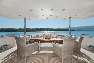 https://media.fraseryachts.com/Yachts/Y165_IM_MC/images/yachtfolio/annabel-ii-aft-deck_139099-jdtcXamC.jpg?vh=0b80e7&w=310