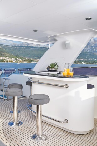 https://media.fraseryachts.com/Yachts/Y165_IM_MC/images/yachtfolio/annabel-ii-cocktail-bar_139120-5IE4TQcu.jpg?vh=c6a5da&w=310