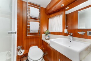 https://media.fraseryachts.com/Yachts/Y165_IM_MC/images/yachtfolio/annabel-ii-ensuite_139087-IJV5VJgz.jpg?vh=b65a2f&w=310