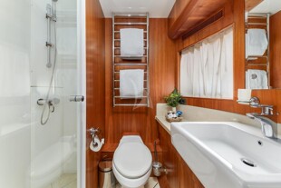 https://media.fraseryachts.com/Yachts/Y165_IM_MC/images/yachtfolio/annabel-ii-ensuite_139092-yWiguDJm.jpg?vh=b71273&w=310