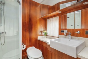 https://media.fraseryachts.com/Yachts/Y165_IM_MC/images/yachtfolio/annabel-ii-guest-ensuite_139076-pKSkDhUH.jpg?vh=806c36&w=310