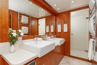 https://media.fraseryachts.com/Yachts/Y165_IM_MC/images/yachtfolio/annabel-ii-master-ensuite_139091-Witrtu24.jpg?vh=33ed6c&w=310