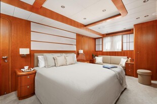 https://media.fraseryachts.com/Yachts/Y165_IM_MC/images/yachtfolio/annabel-ii-master-stateroom_139112-8OzOywDP.jpg?vh=8cf41e&w=310