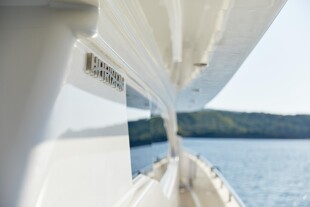 https://media.fraseryachts.com/Yachts/Y165_IM_MC/images/yachtfolio/annabel-ii-side-deck_139084-lafYHNrU.jpg?vh=dbf5dc&w=310