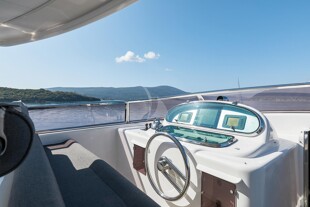 https://media.fraseryachts.com/Yachts/Y165_IM_MC/images/yachtfolio/annabel-ii-sundeck-helm_139102-LNNjBL3l.jpg?vh=83a2a0&w=310