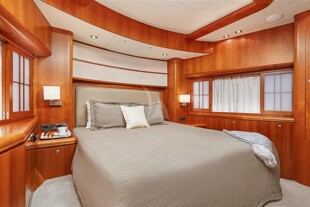 https://media.fraseryachts.com/Yachts/Y165_IM_MC/images/yachtfolio/annabel-ii-vip-cabin_139083-dVygzbQs.jpg?vh=1b1216&w=310
