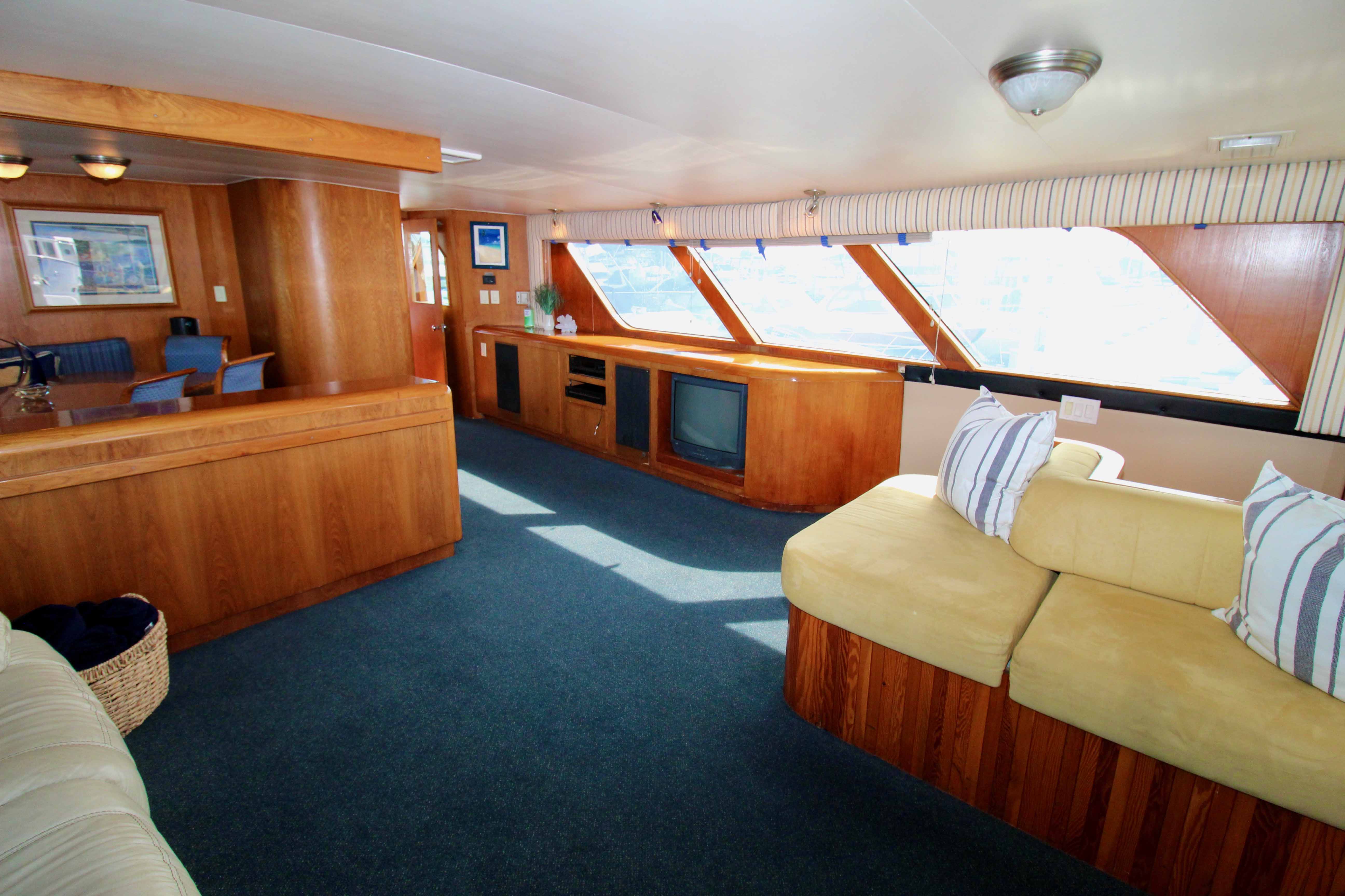 Aboard SUNSET RENDEZVOUS a 80ft (24.38m) luxury motor yacht , built by BROWARD in 1979