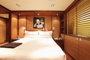 https://media.fraseryachts.com/Yachts/Y1767_MC_MC/images/yachtfolio/39-40-guest-double_56299-1XCCNQpT.jpg?vh=f5edc7&w=310
