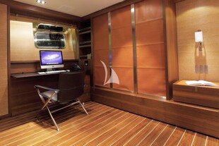 https://media.fraseryachts.com/Yachts/Y1767_MC_MC/images/yachtfolio/39-40-master-cabin-office-area_56300-V5IyfP9f.jpg?vh=32aa79&w=310