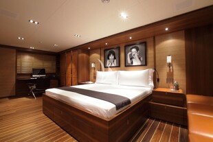 https://media.fraseryachts.com/Yachts/Y1767_MC_MC/images/yachtfolio/39-40-master-cabin_56280-lJLa36qS.jpg?vh=cf9c27&w=310