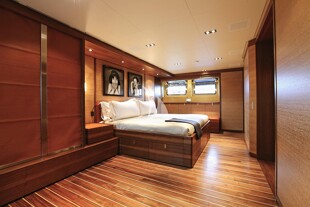 https://media.fraseryachts.com/Yachts/Y1767_MC_MC/images/yachtfolio/39-40-master-cabin_56284-clxDGegn.jpg?vh=69d73d&w=310