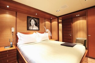 https://media.fraseryachts.com/Yachts/Y1767_MC_MC/images/yachtfolio/39-40-twin-cabin_56295-QbCMo3Oc.jpg?vh=7171d6&w=310