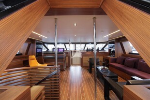 https://media.fraseryachts.com/Yachts/Y1767_MC_MC/images/yachtfolio/39-40-upper-salon_56286-VVDFvU1f.jpg?vh=a7ea5e&w=310