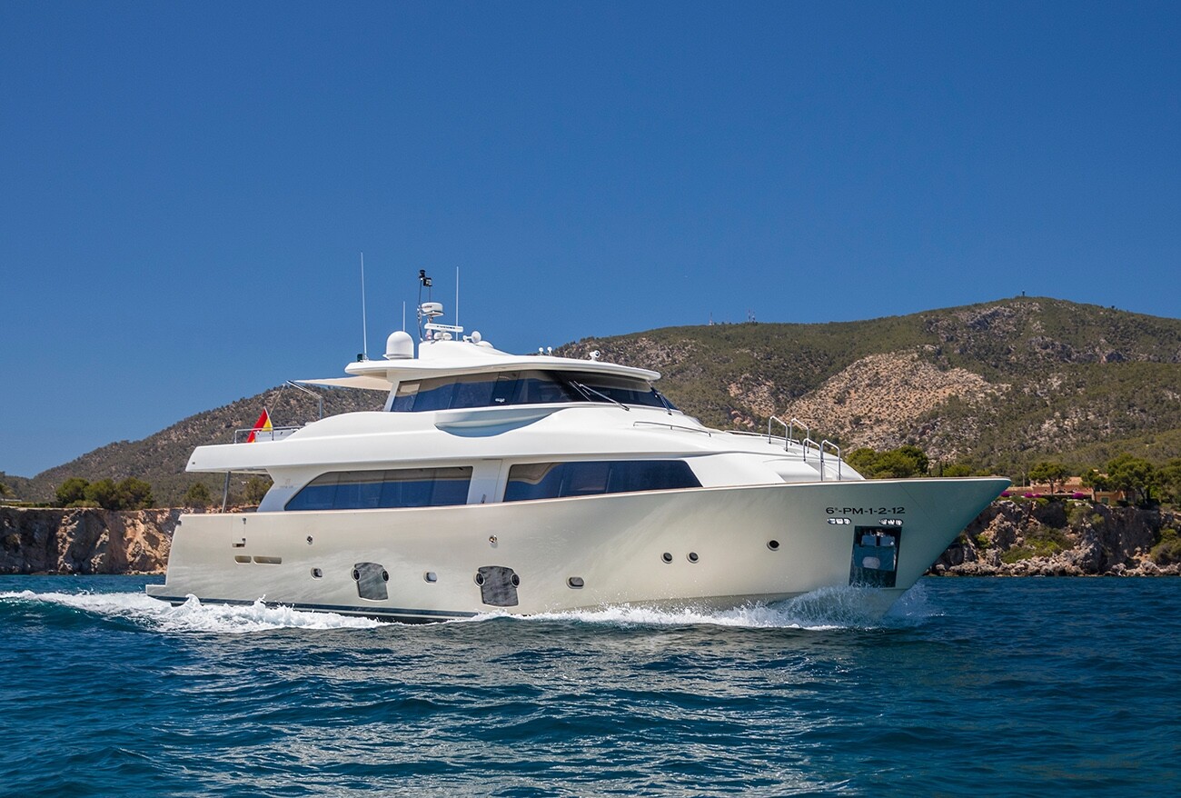 Aboard EOLIA a 86ft (26.22m) luxury motor yacht , built by FERRETTI CUSTOM LINE in 2008