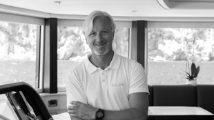 https://media.fraseryachts.com/Yachts/Y1969_KrB_MC/images/yachtfolio/crew/190317-v4iKuIAQ.jpg?vh=336b3b&w=310