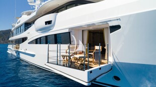 https://media.fraseryachts.com/Yachts/Y1969_KrB_MC/images/yachtfolio/galene-principle-cabin-balcony_190306-FuOv62Tb.jpg?vh=8c4ba8&w=310