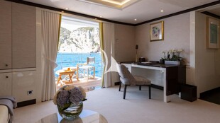 https://media.fraseryachts.com/Yachts/Y1969_KrB_MC/images/yachtfolio/galene-principle-cabin_190303-QCekooxD.jpg?vh=0d8c5b&w=310
