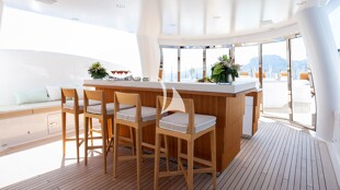 https://media.fraseryachts.com/Yachts/Y1969_KrB_MC/images/yachtfolio/galene-sun-deck-bar_190291-qeziyCcc.jpg?vh=5652bf&w=310