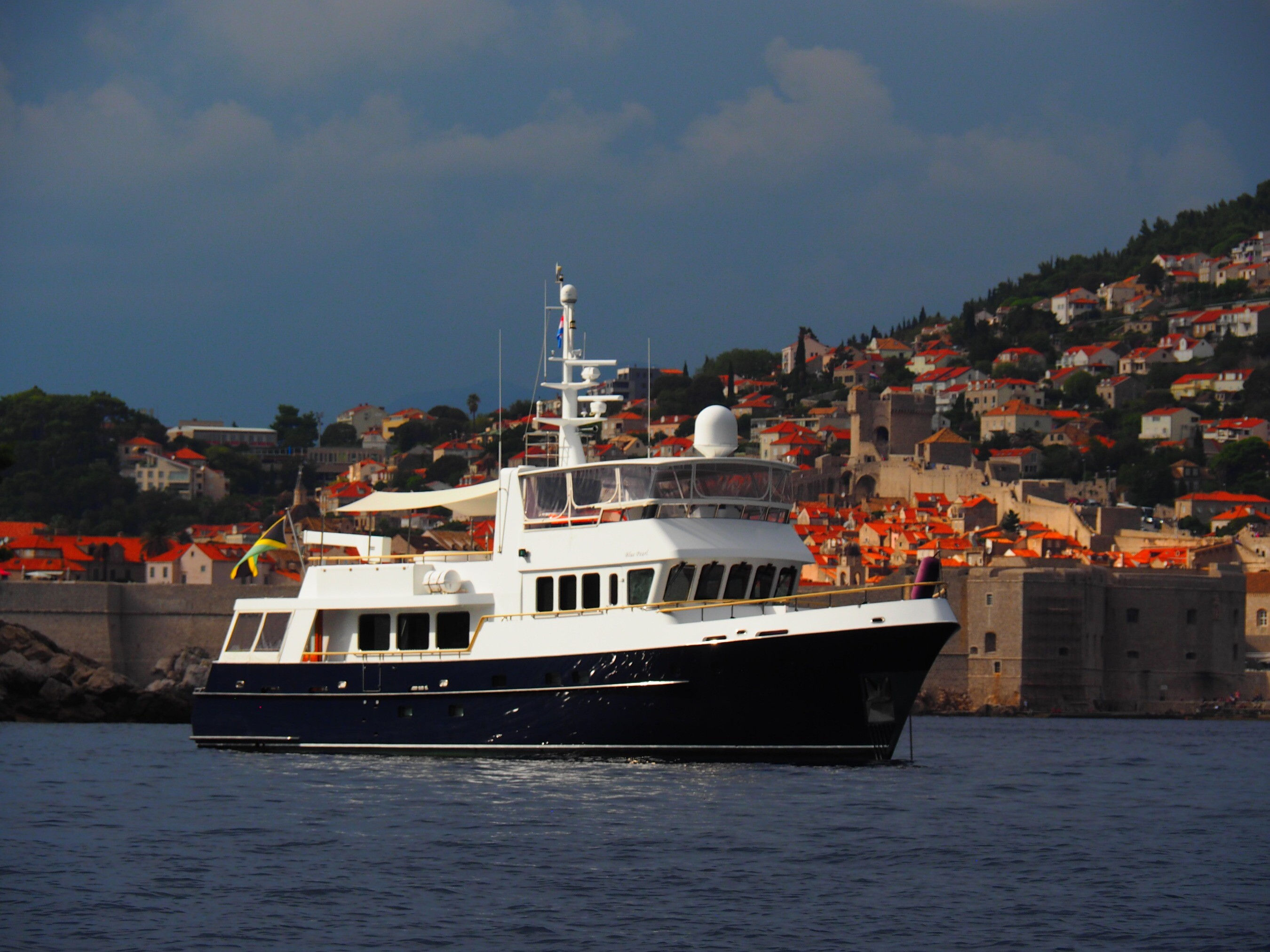 Aboard BLUE PEARL a 84ft (25.6m) luxury motor yacht for Sale available with Fraser Yachts, built by KUIPERS WOUDSEND in 2000