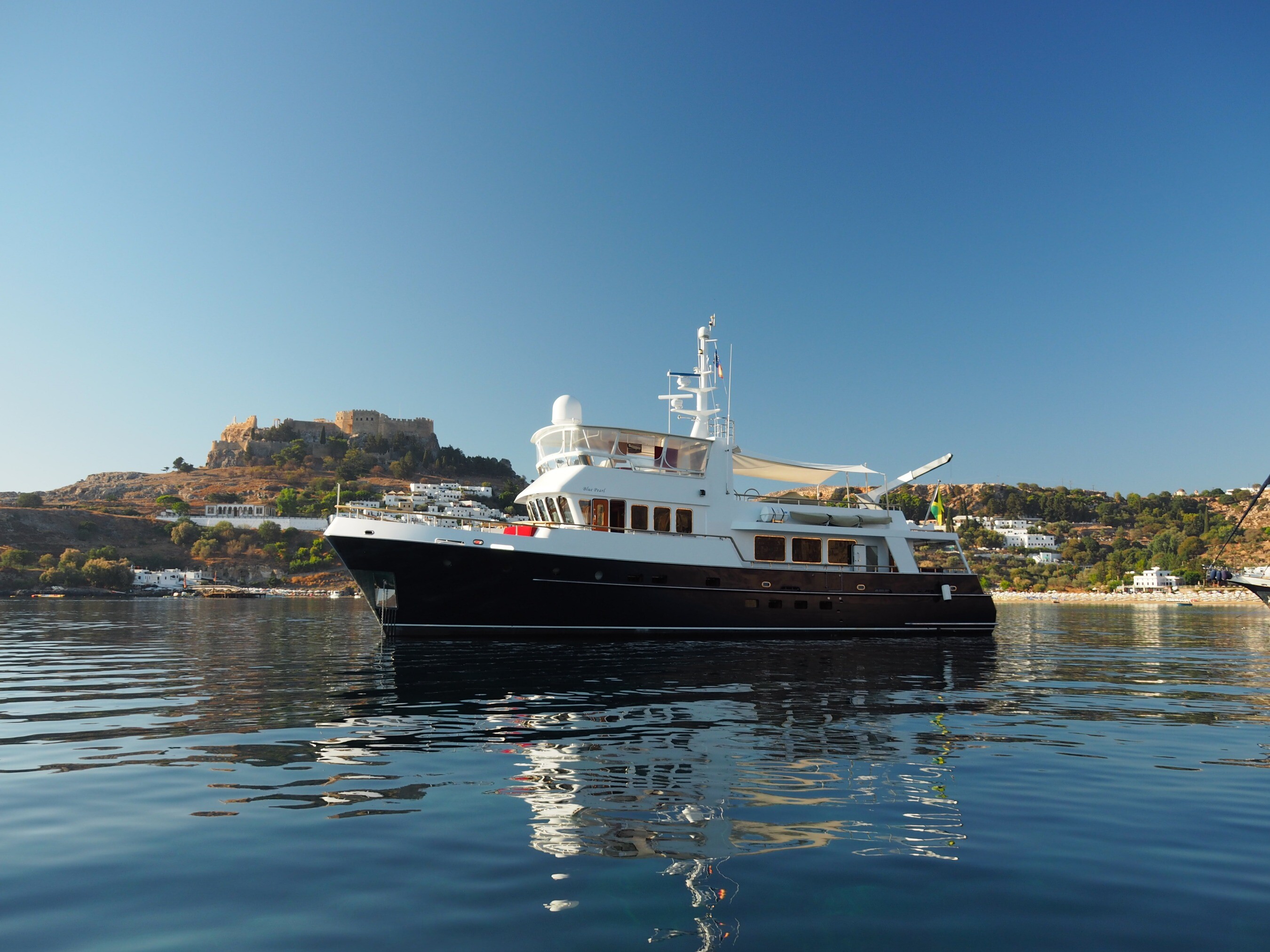Aboard BLUE PEARL a 84ft (25.6m) luxury motor yacht for Sale available with Fraser Yachts, built by KUIPERS WOUDSEND in 2000