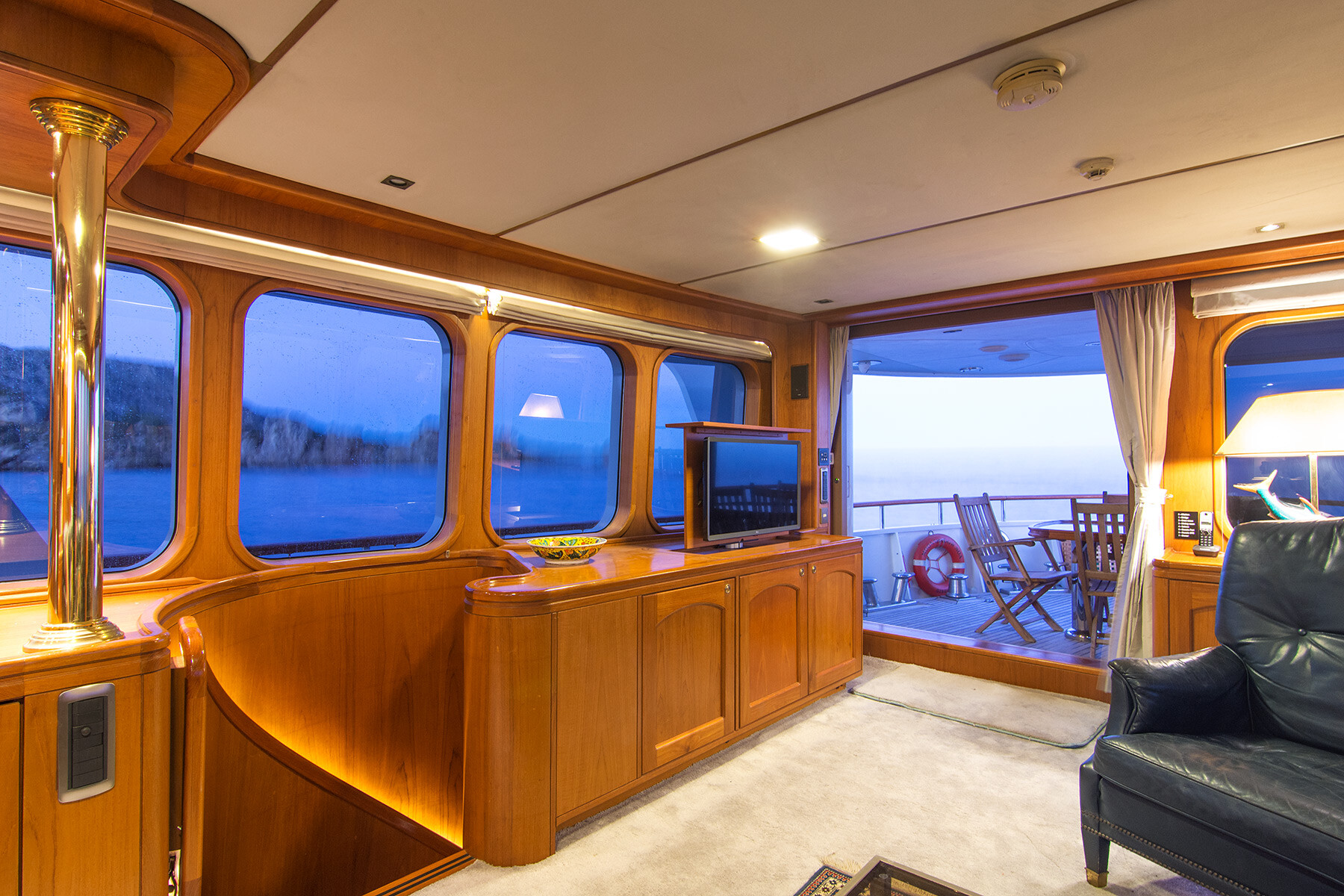 Aboard PANTA RHEI a 85ft (25.91m) luxury motor yacht , built by MOONEN SHIPYARD in 1991