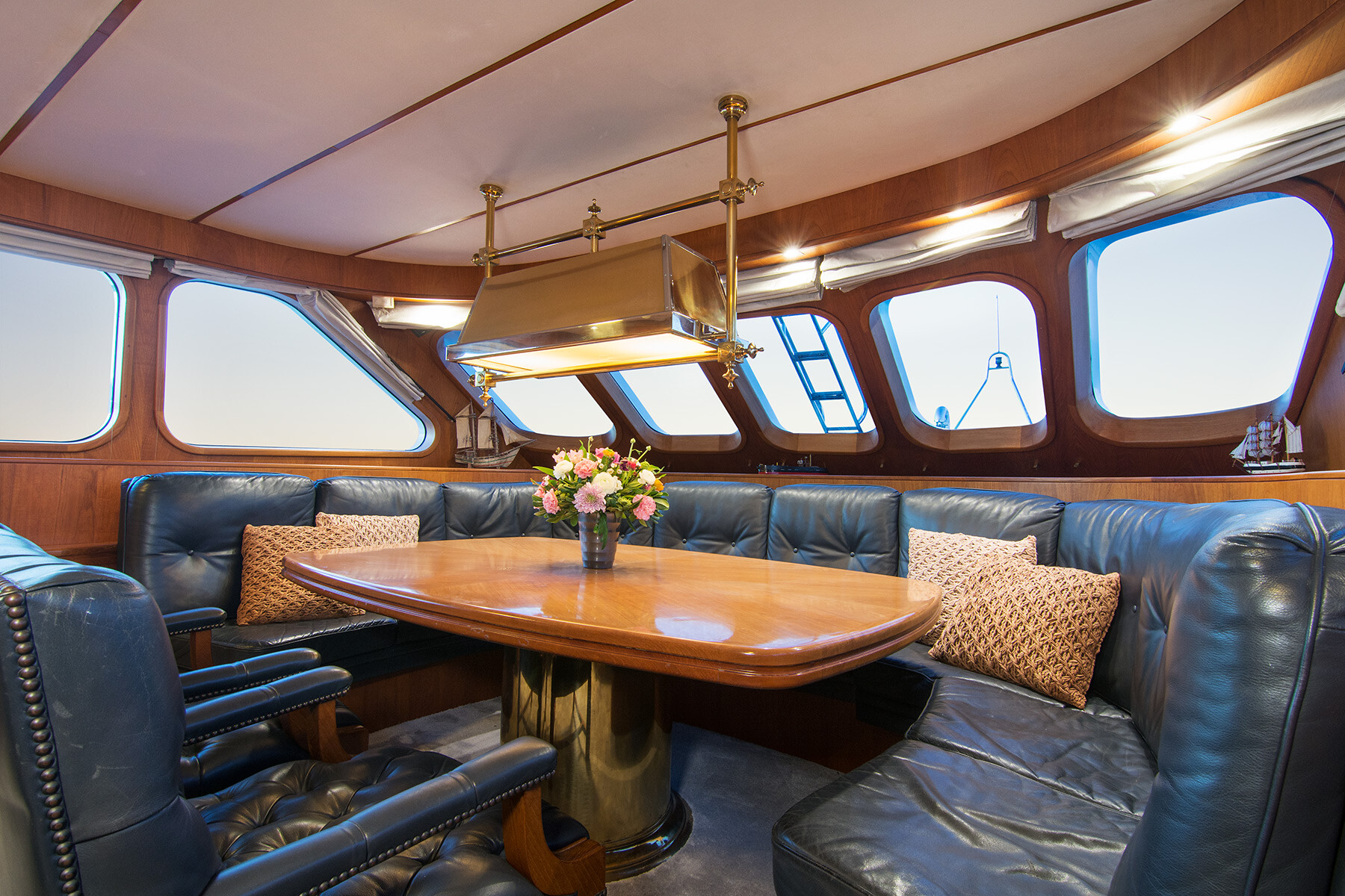 Aboard PANTA RHEI a 85ft (25.91m) luxury motor yacht , built by MOONEN SHIPYARD in 1991