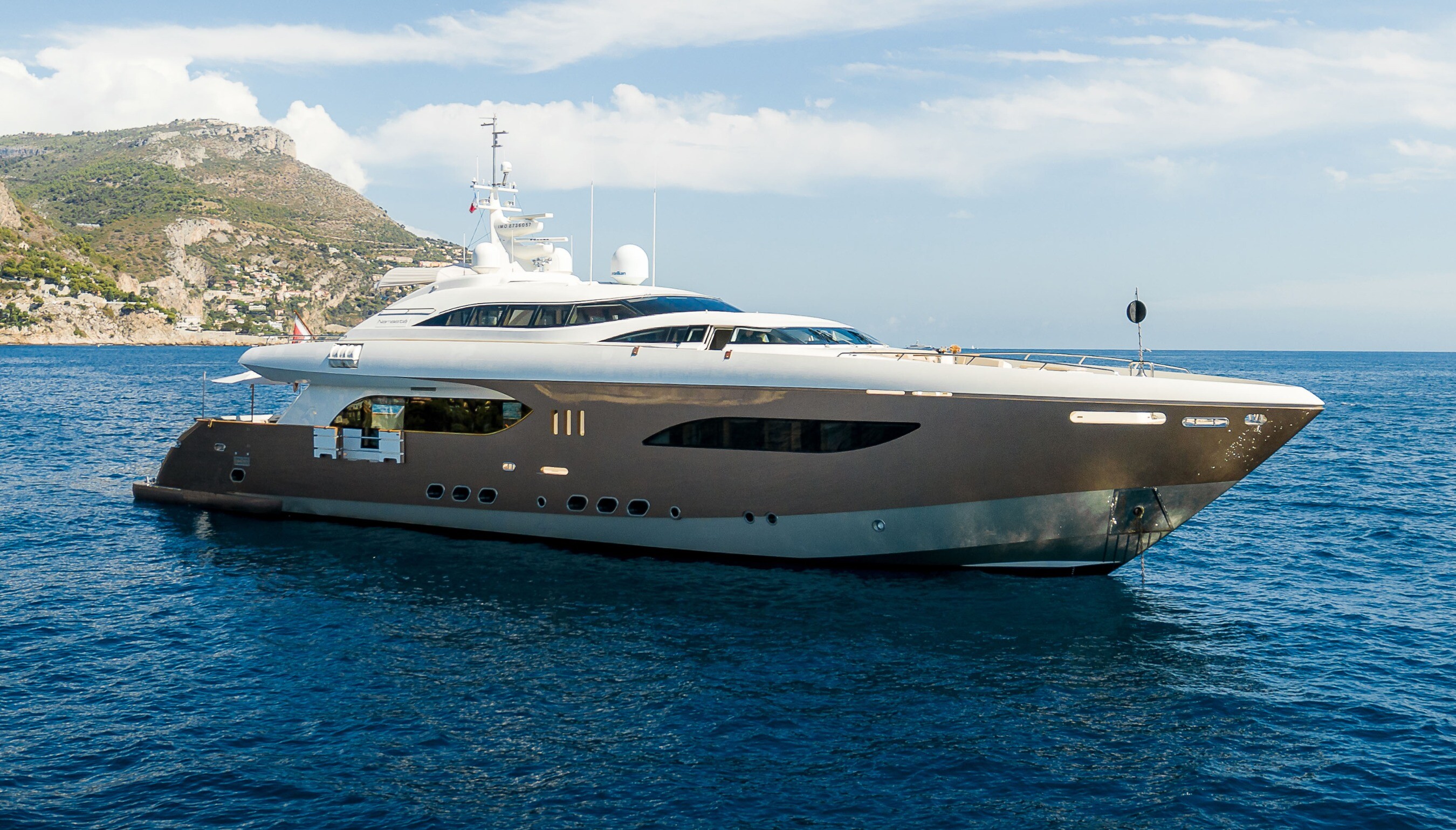 Aboard QUANTUM H a 131ft (40m) luxury motor yacht , built by TAMSEN YACHTS in 2008