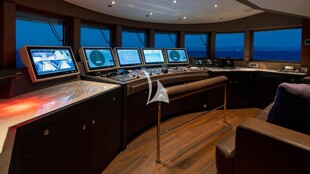 https://media.fraseryachts.com/Yachts/Y232192/images/yachtfolio/ela-bridge_326522-4G9WmDYX.jpg?vh=171c78&w=310