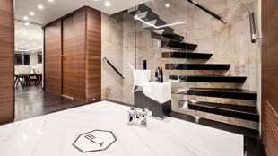 https://media.fraseryachts.com/Yachts/Y232192/images/yachtfolio/ela-main-deck-foyer_326510-BCJlZt1o.jpg?vh=ac3ebb&w=310