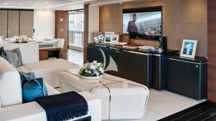 https://media.fraseryachts.com/Yachts/Y232192/images/yachtfolio/ela-main-deck-salon_326506-09GJMcxh.jpg?vh=4b3ff7&w=310