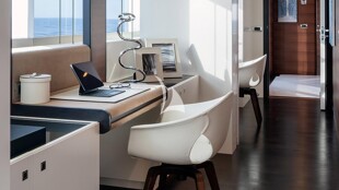 https://media.fraseryachts.com/Yachts/Y232192/images/yachtfolio/ela-primary-stateroom_326514-6NioGKGK.jpg?vh=e1c96c&w=310