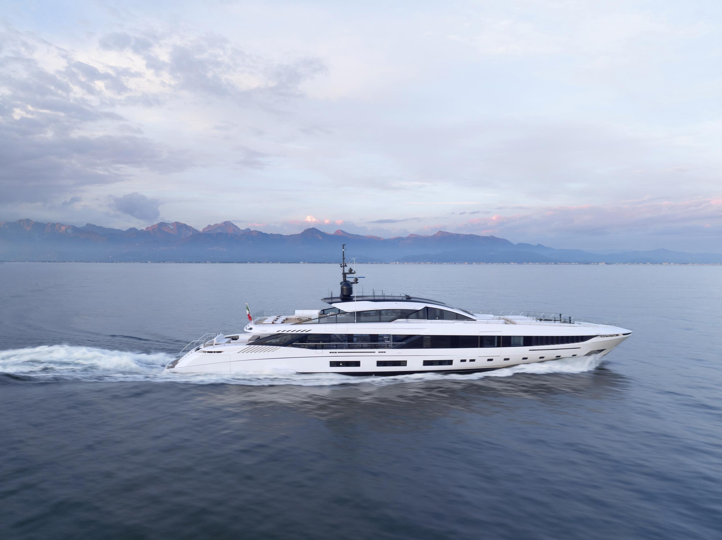 yachtan様　　専用　　(5／１０まで) SHE'S A 10 TOO Joins the Charter Fleet