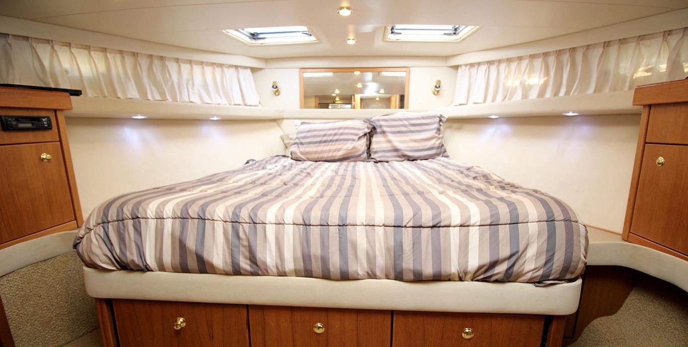 Aboard BREAKS TIDE a 47ft (14.33m) luxury motor yacht , built by BAYLINER in 2000