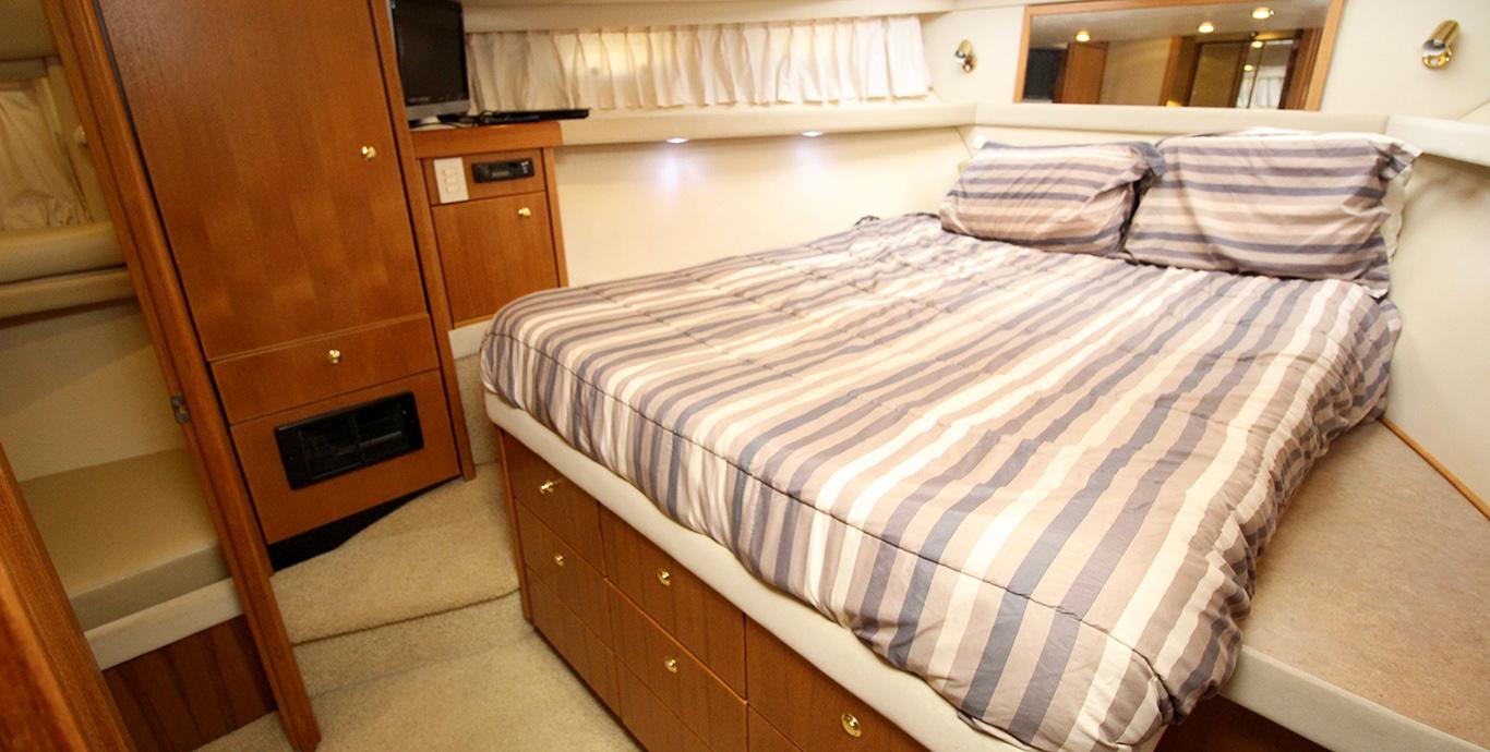 Aboard BREAKS TIDE a 47ft (14.33m) luxury motor yacht , built by BAYLINER in 2000