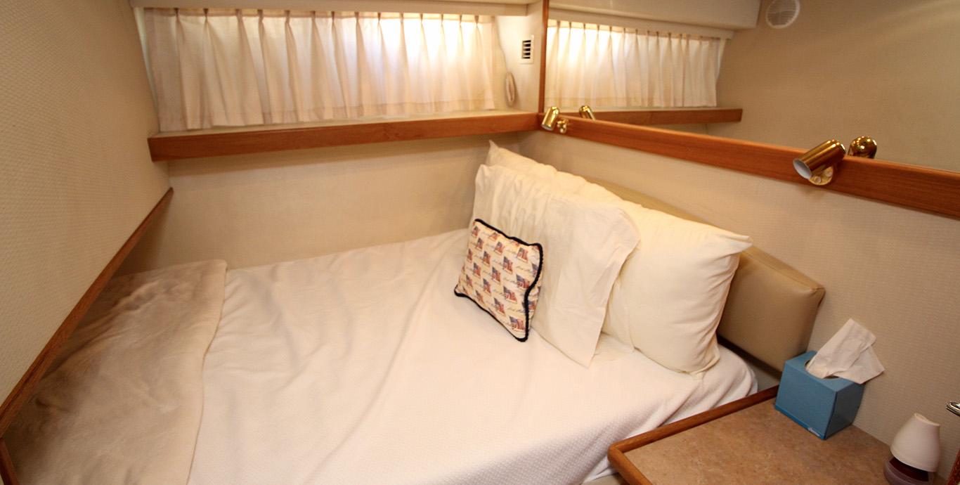 Aboard BREAKS TIDE a 47ft (14.33m) luxury motor yacht , built by BAYLINER in 2000