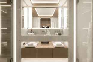 https://media.fraseryachts.com/Yachts/Y232448/images/yachtfolio/alchemy-lower-deck-double-en-suite_376474-9Qc2AWWl.jpg?vh=48bcf3&w=310