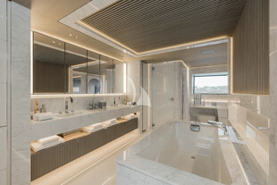 https://media.fraseryachts.com/Yachts/Y232448/images/yachtfolio/alchemy-master-cabin-en-suite_376462-kF7fS56y.jpg?vh=ec5ddf&w=310