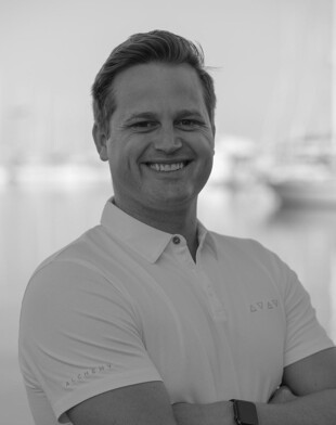 https://media.fraseryachts.com/Yachts/Y232448/images/yachtfolio/crew/365743-0ZgpW1kd.jpg?vh=476995&w=310