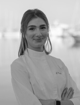 https://media.fraseryachts.com/Yachts/Y232448/images/yachtfolio/crew/366037-e4toaPEV.jpg?vh=083e42&w=310