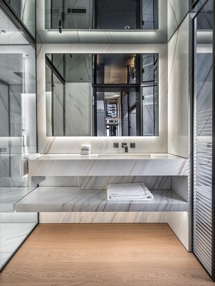 https://media.fraseryachts.com/Yachts/Y232673/images/yachtfolio/ace-master-bathroom_310676-xgFXxQtd.jpg?vh=87a6c7&w=310